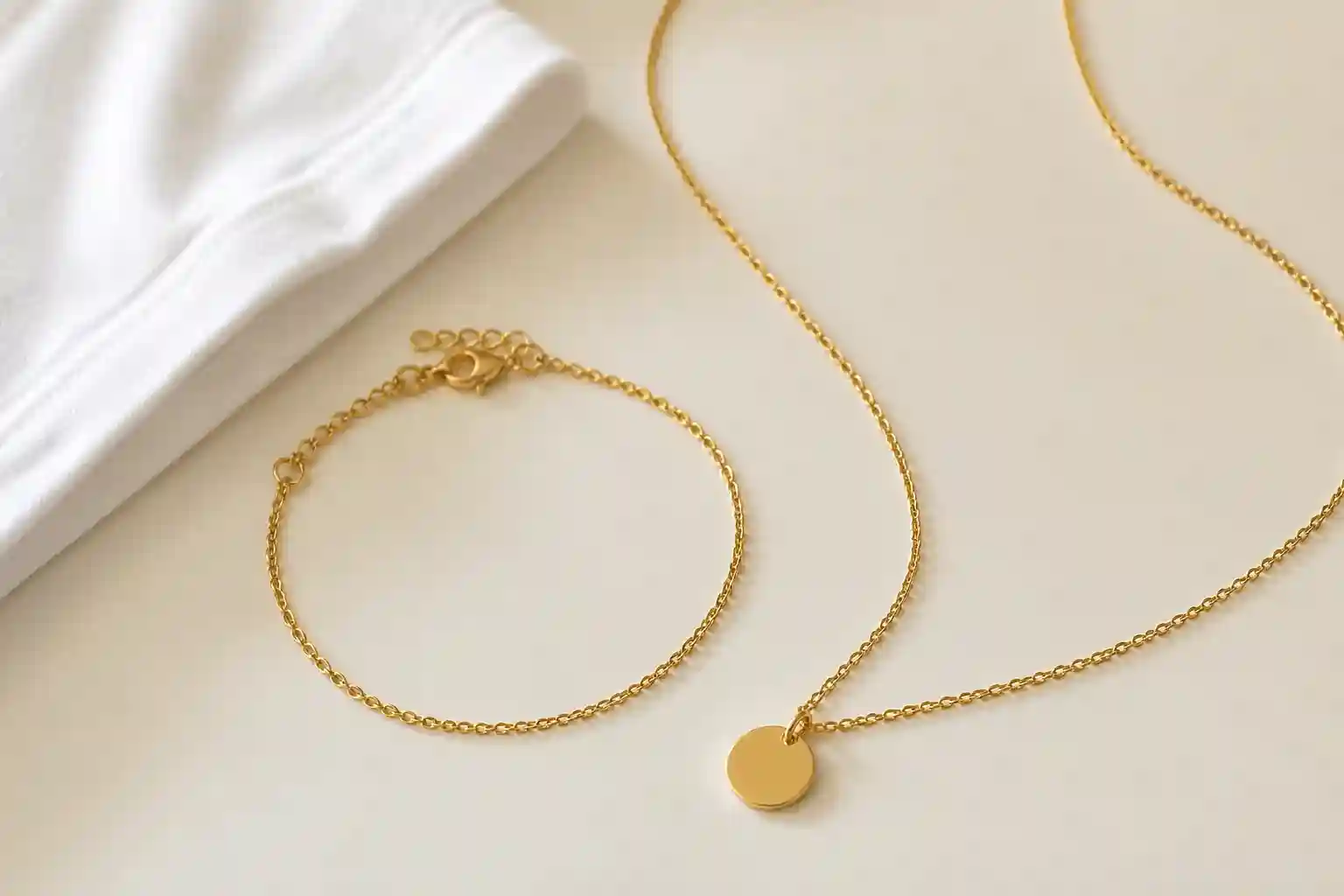 Accessoires dorés coordonnés pour un look quotidien élégant